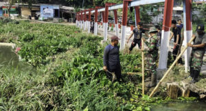 Aksi Kolaborasi LDII dan Citarum Harum Gotong Royong Bersihkan Sungai Kalimalang di Desa Wadas