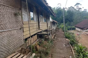 Warga Kampung Cisarua Kabupaten Bandung Mengandalkan Fasilitas Lintas Wilayah di Lembang, Bandung Barat
