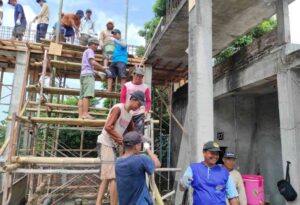 Pemuda LDII Kecamatan Pedan Gotong Royong Pembangunan Kubah Masjid Khoirul Fatihin