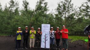 DPD LDII Kabupaten Jember Kolaborasi Hijaukan Pantai Cemara untuk Masa Depan Lebih Baik