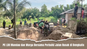 PC LDII Mandau dan Warga Bersama Perbaiki Jalan Rusak di Bengkalis