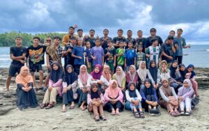 Rekreasi Pemuda Remaja Masjid LDII di Pantai Masni: Wujud Penerapan Karakter Luhur