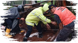Relawan LDII dan Senkom Bantu Korban Banjir Bandang Cikembar, Bangun Tanggul Darurat