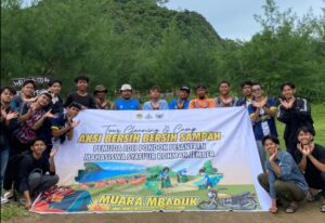 Pemuda LDII Pondok Pesantren Mahasiswa Syafi’ur Rohman Gelar Aksi Bersih-Bersih di Muara Mbaduk, Banyuwangi