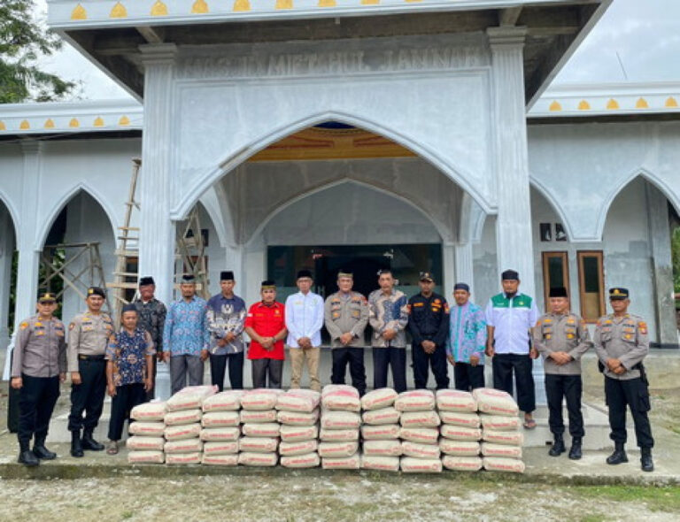 Kapolres Rohil Kunjungi Masjid Miftahul Jannah dalam Program Bhakti Sosial Polri