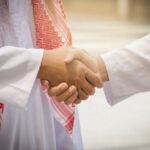 Sunnah Berjabat Tangan: Penggugur Dosa dan Penguat Persaudaraan