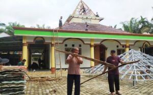 LDII Tanjab Barat Gotong Royong Perbaiki Masjid Al Makruf, Usir Gangguan Kelelawar demi Kekhusyukan Ibadah