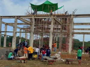 Warga LDII Batusopang Gotong Royong Cor Kubah Masjid Sambut HUT ke-80 RI